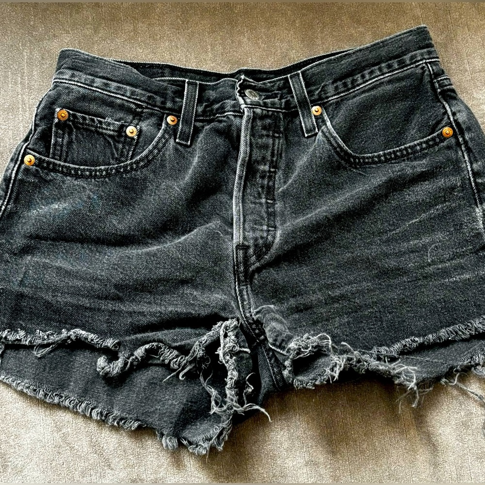 women size 27 levi black shorts